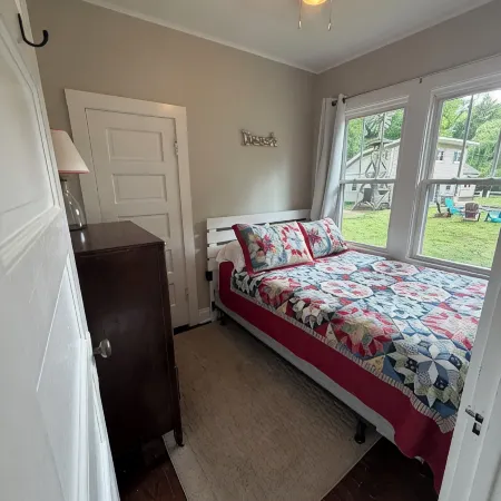 Lake Front Cottage in Michigan's Harbor Country "Sandy Shores 2"