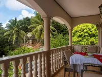 Chez Benoit Self Catering Hotel a Au Cap