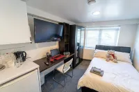 100 Dale Road Studios in Guest House - Pensions
