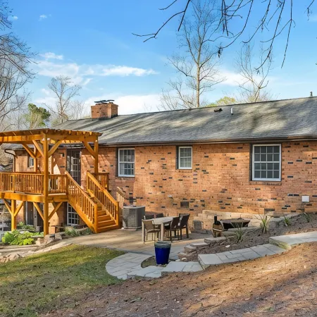 Beautiful home in the heart of Raleigh, perfect blend of convenience & comfort. Отели в г. Мередит