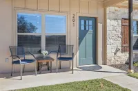 Hill Country Hideout - Cozy 2 bedroom 2 Bath Townhome off of Main Street - 3 tähden