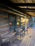 Rustic log cabin~ HOT TUB~ Breathtaking mountian views near Hatley Point - Alppimaja