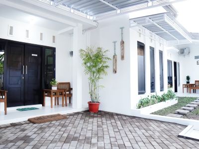Almira Home Stay Banyuwangi Kota 3 Bedroom Syariah