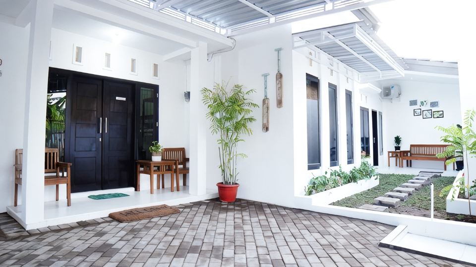 Almira Home Stay Banyuwangi Kota 3 Bedroom Syariah