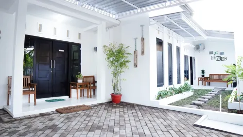 Almira Home Stay Banyuwangi Kota 3 Bedroom Syariah - Wifi