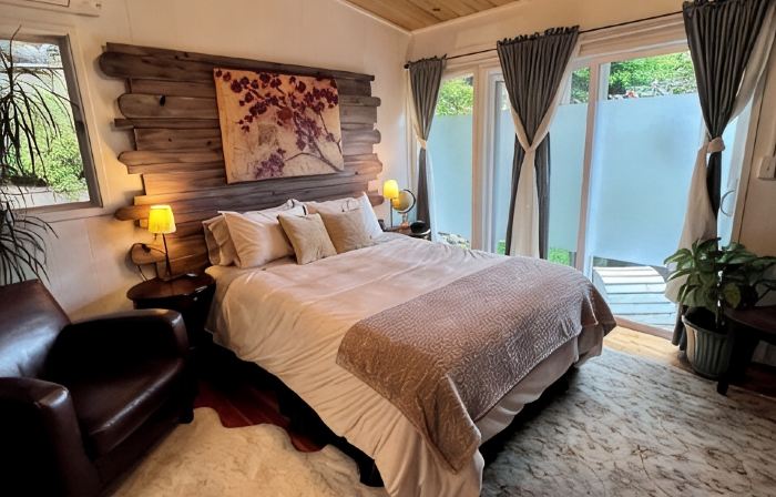 Humboldt Haven: Gorgeous Home for 13 w Gardens, Firepits, Forest & Bay Views