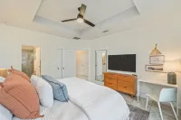 Luxury 30A Cottage 'The Toasted Coconut': Hot Tub, Walk to Beach, Sleeps 10 - واي فاي