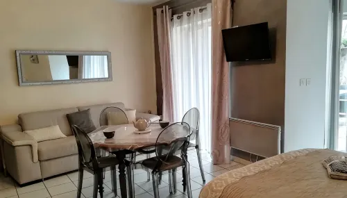 Studio Ideal for Curists, 30M2 Terrace, Magnificent View - 2つ星