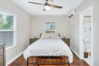 Cozy Downtown Cottage - Homestays