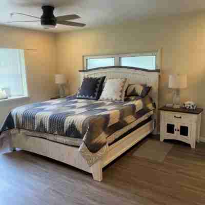 Peaceful/Spacious Downtown home Branson near Lake Taneycomo w/great amenities Rooms