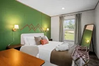 New River Escape -Game Room • Hot Tub • Fire Pit • Yard Games • Sleeps 10+ - 4-Star