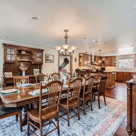 ONE BLOCK to restaurants, bars & free bus to Breck & Copper. Hot tub/pool table!