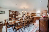 ONE BLOCK to restaurants, bars & free bus to Breck & Copper. Hot tub/pool table! - 4 tähden