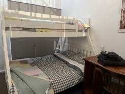 Family friendly apartment walking distance to Castlemaine’s restaurants.