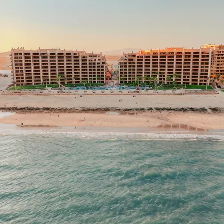 OceanFront, Deluxe 3 Bedroom All King, 3 Bathroom, bonus Bunk Beds, 2nd Floor!