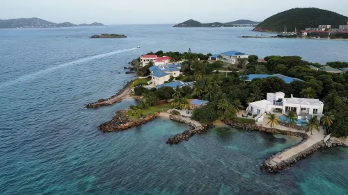 ONE BEACH ROAD; 6 Bedroom, 5 1/2 Bath Beachfront Oasis St Thomas VI - สระว่ายน้ำแบบอินฟินิตี้