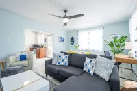 Roadside Apartment of Beachfront Property! AC & WiFi