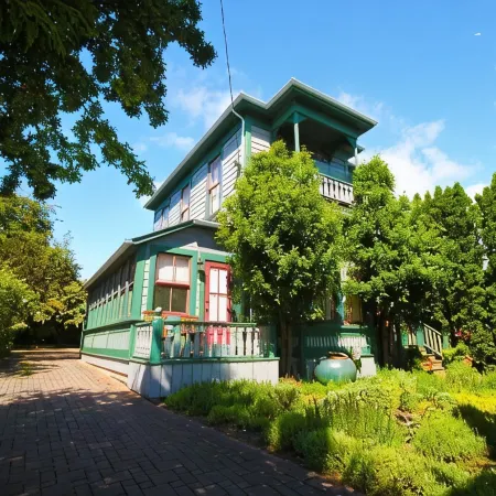 Spinnakers Brewpub & Guesthouses