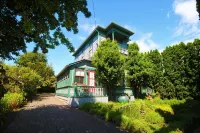Spinnakers Brewpub & Guesthouses