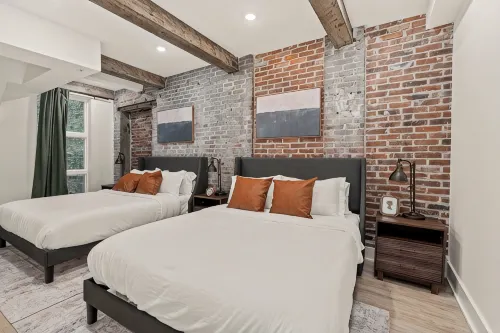 SLEEP 4 - Old City Philly - NEW Townhouse - homestay