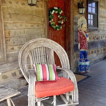 Hill Country Log Cabin Close to Wimberley & Dripping Springs Shopping and Dining