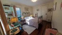 Bohemian 3-bedroom house with private yard in charming neighborhood - Wifi