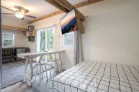 Lakefront Studio - Cozy - Stunning Views - WiFi