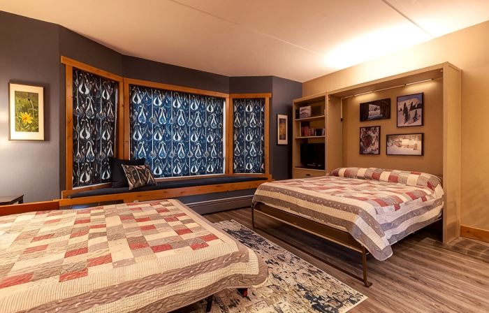 LUXURY STUDIO+BUNK ROOM, VIEWS, MINS TO LIFTS /SHOPS, ONSITE HOT TUB, GARAGE