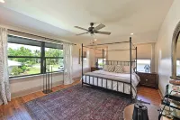 100 yr Old Stone House with a Heated Pool 9 mi to Beaches & 2 mi to Downtown - 프라이빗 풀