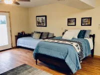 White River trout fishing/reunion getaway in Flippin AR w/boat ramp & game room - 4-Star