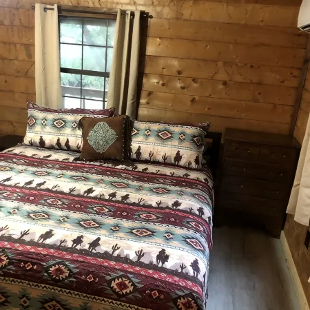 Cedar Ridge Log Cabin on 14 acres - Pet Friendly!