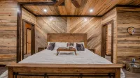 Romantic Music-Inspired Cabin with Hot Tub, Spa Bath, Outdoor TV & Fireplaces - Romantic
