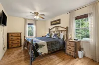 Pet and Family Friendly Luxury Cabin with Hot Tub and Mountain Views - Chalets