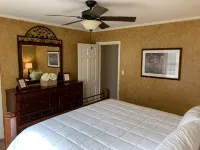 Charming and Cozy Stone Cottage Near Tulsa Expo Square and Downtown - Country Houses