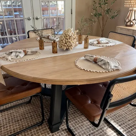 Cody's Downtown Den - DOWNTOWN - New listing & Pets Welcomed!