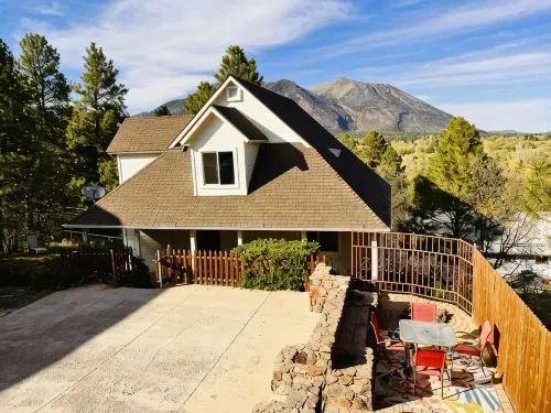 Two Houses Together for 16 People!  5 min from downtown, 25 min from Snowbowl. - 4성급