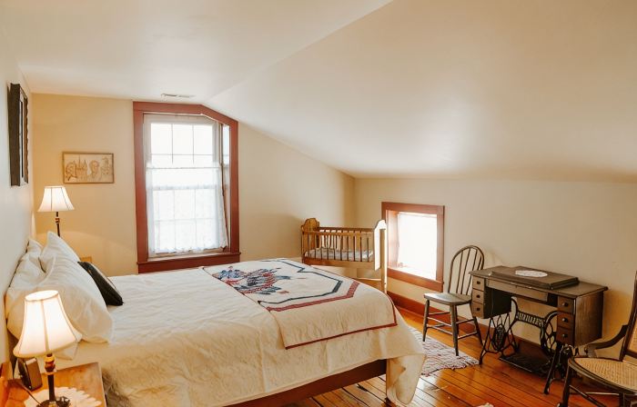 Experience Beautiful Pioneer Home In Nauvoo!