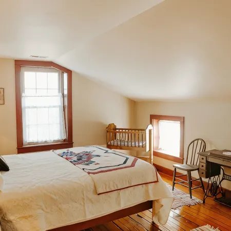 Experience Beautiful Pioneer Home In Nauvoo!
