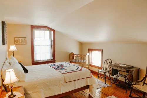 Experience Beautiful Pioneer Home In Nauvoo! - Wifi