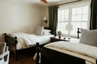 Complimentary Golf Cart  - .9 Miles From Square - Hot Tub - 4성급