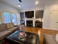Updated Cottage 1 Bedroom 2 guests Close to Everything Downtown - Country Houses