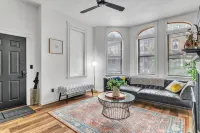 The Smith Victorian 2BR Brownstone Apartment - Balkoner