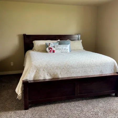 KING bed, 2-bedroom, full kitchen, pickleball, park. Private, spacious basement.