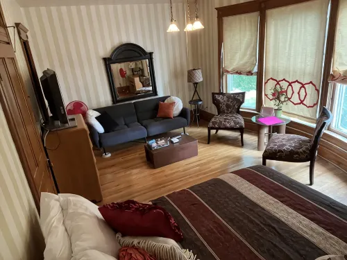 1895 Grand Victorian Lady 4 Bedrooms 3 Baths Lush Gardens Pet Friendly Gorgeous! - Homestays