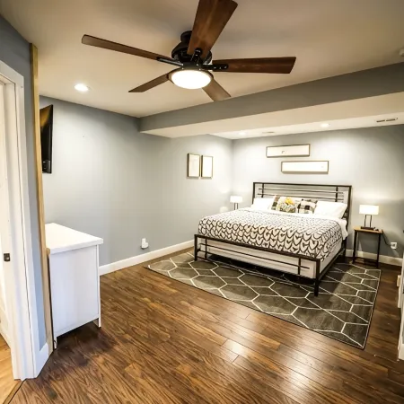 Farmhouse by the Lake with FAST Fiber Internet + Washer/Dryer!