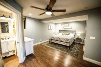 Farmhouse by the Lake with FAST Fiber Internet + Washer/Dryer! - Parvekkeita