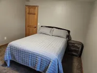 Three bedroom hide-a-way with spacious deck over looking Island Lake. - 3 étoiles