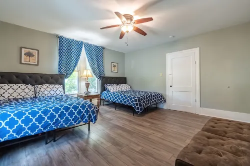 Remodeled 160‑ Victorian in Mooresville — Historic Charm, Modern Comfort - 2-Star