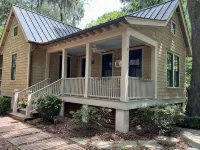 "Nauti-Jayne" coastal cottage in Historic Old Town Bluffton - Boutique