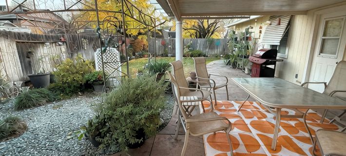 Cozy 4bd Home w/ 3 King Beds + EV Charger + Trailer Parking Hotels in Redding